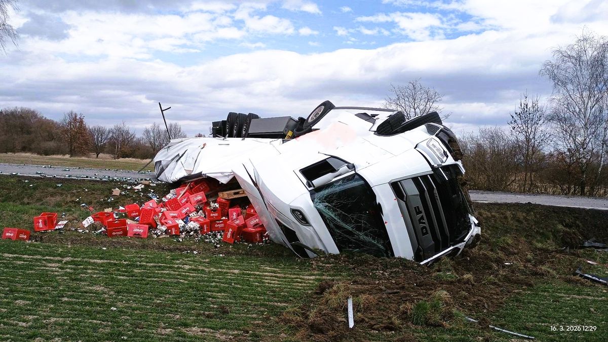 Pivařská tragédie. Chmelový mok se po nehodě kamionu rozlil po silnici na Českobudějovicku